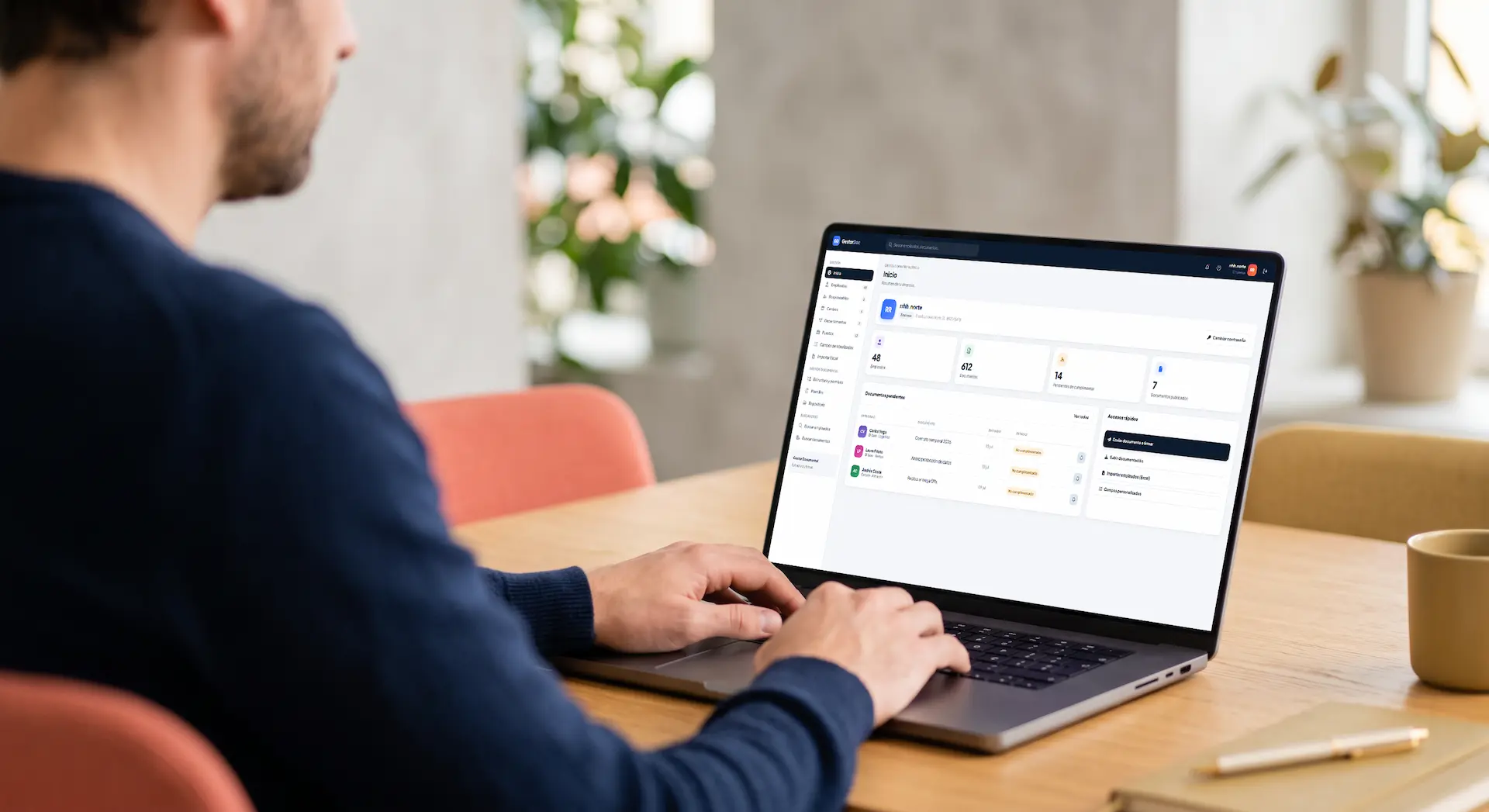 Responsable de operaciones gestionando documentación y firmas digitales en la intranet corporativa.